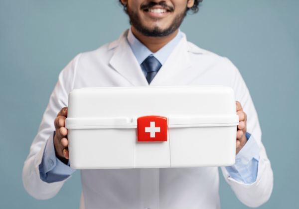 وسایل-ضروری-کمک‌های-اولیه-خانگی-و-تجهیزات-پزشکی-مورد-نیاز-در-خانه